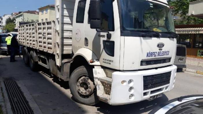 Durakta beklerken, kapak çarptı