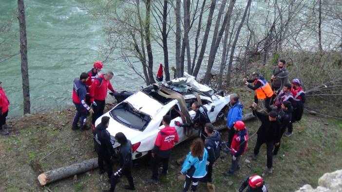 Munzur Çayı'na otomobil düştü: 3 genç kayıp!