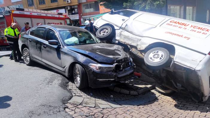 Önce yayaya sonra araca çarptı