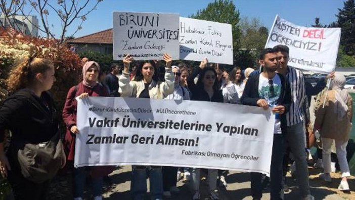 Öğrenciler, eğitim ücretlerine yapılan yüzde 130 zammı protesto etti
