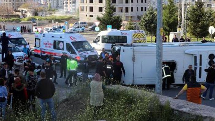 Kayseri'de korkunç kaza: TIR ile işçi servisi çarpıştı