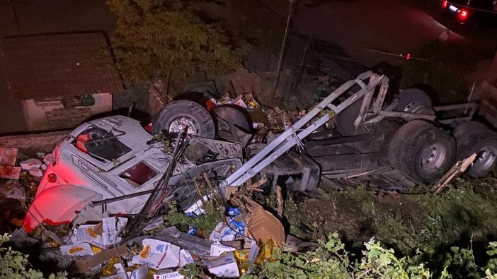 Kamyon 10 metreden aşağı uçtu: Sürücü yaralı