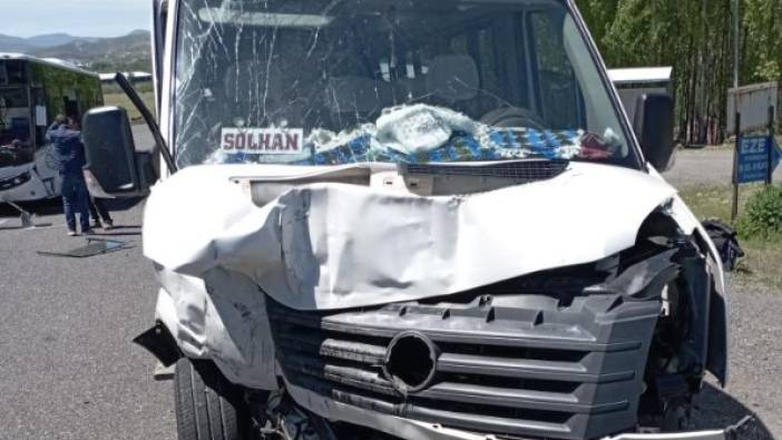 Halk otobüsü ile minibüs çarpıştı: 14 yaralı