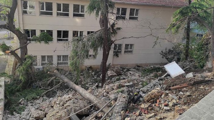 İstinat duvarı okulun bahçesine çöktü, 3 bina boşaltıldı