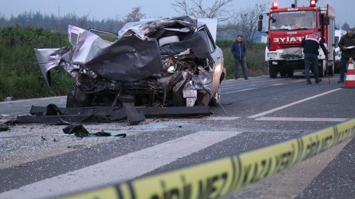 Tıra çarpan araç paramparça oldu: 1 ölü