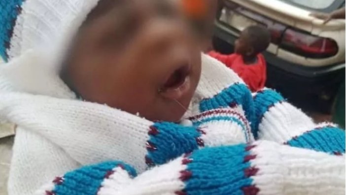 2 haftalık bebeği çöpe attı