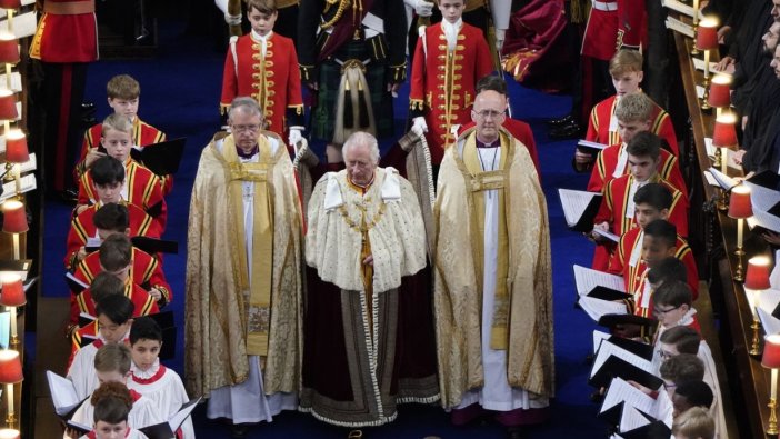 İngiltere Kralı 3. Charles, görkemli bir törenle tacını taktı