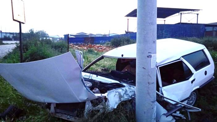 Otomobil elektrik direğine çarptı: 1 ölü, 1 yaralı