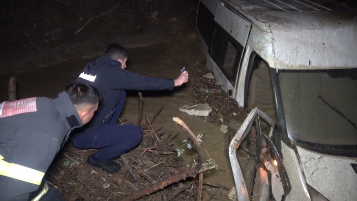 Sel minibüsü dereye yuvarladı: 6 işçi ölümden döndü