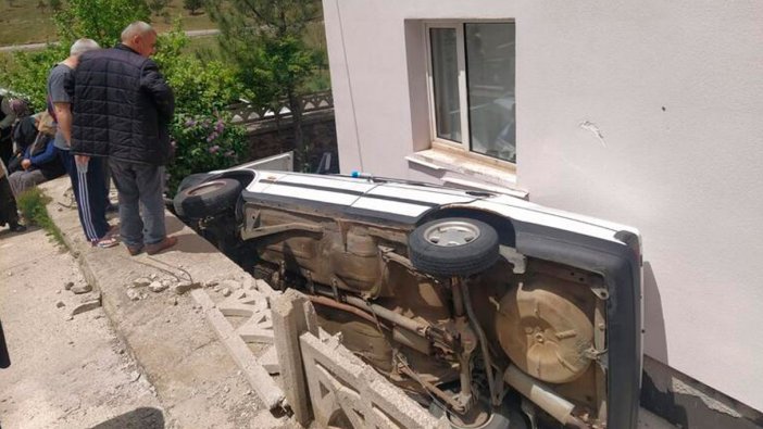 Freni tutmayan otomobil bina arasına devrildi