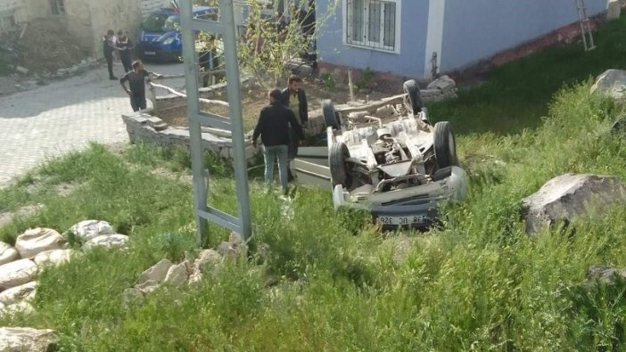 Otomobil şarampole devrildi: Yaralılar var