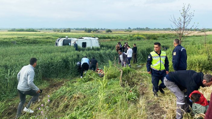 Servis minibüsü takla attı