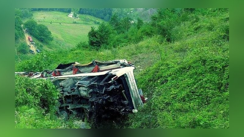 Katliam gibi kaza: Otobüsün köprüden düşmesi sonucu 23 kişi öldü