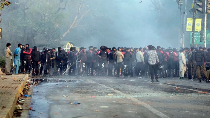 Pakistan'da iç karışıklık: İmran Han yanlıları güvenlik güçleriyle çatıştı