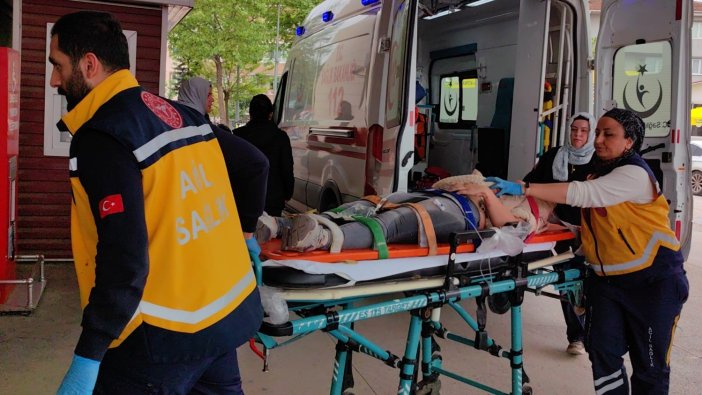 Motosiklet otomobile arkadan çarptı