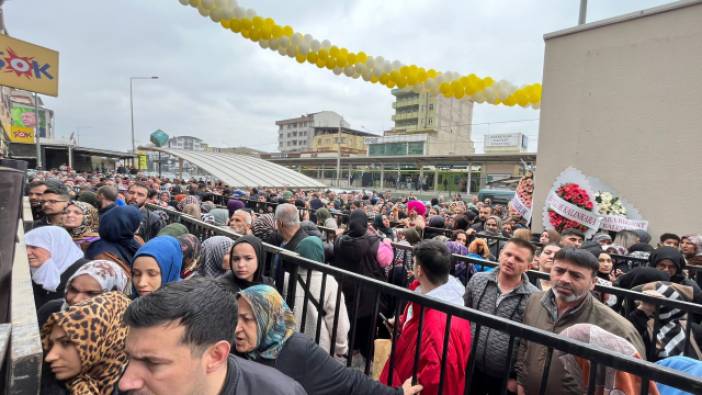 Birbirlerini ezip mağazayı talan ettiler