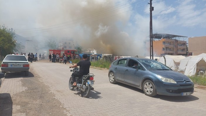   Hatay'da çadırda çıkan yangın araçlara da sıçradı