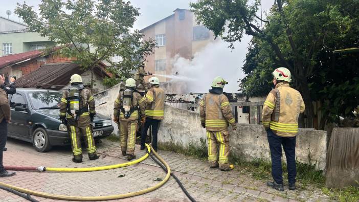 Sultanbeyli'de gecekondu alev alev yandı