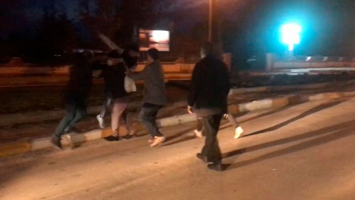 Kendilerini uyaran sürücüyü tekme tokat darp ettiler