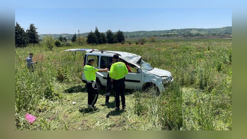 Edirne'de tarlaya devrilen araçtaki 6 kişi yaralandı
