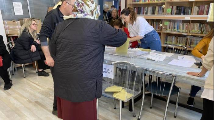 Oy kullanmaya koltuk değnekleriyle geldiler