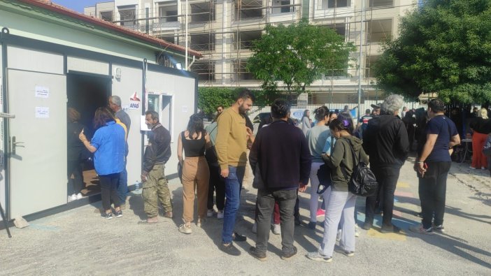 Depremzede seçmenler konteynerlerde oy verdi