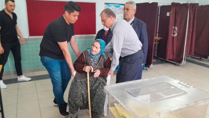 99 yaşındaki kadın sandığa sandalyeyle getirildi