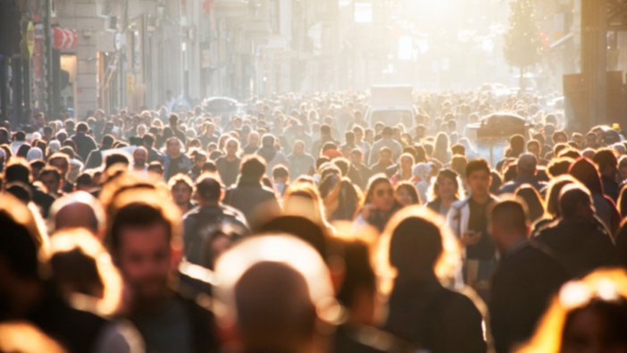 Gaziosmanpaşa'da okul önünde 500 metre oy kuyruğu oluştu