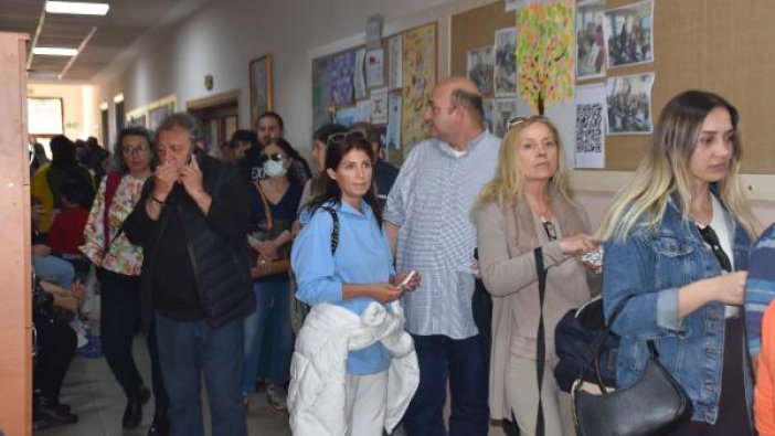 İzmir'de sandıkların kapanmasına dakikalar kala kuyruklar oluştu