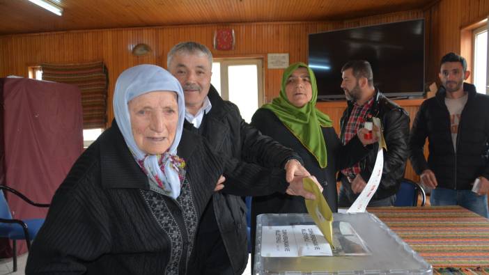 Trabzon'da 101 yaşındaki kadın oy kullandı