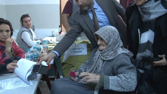 114 yaşında Hacer nine oyunu kullandı