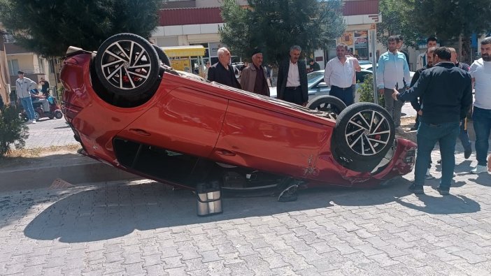 Hafif ticari araçla otomobil çarpıştı