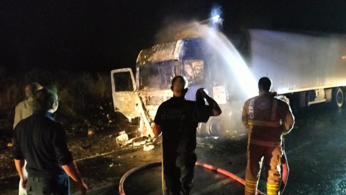 Seyir halindeki TIR alev alev yandı