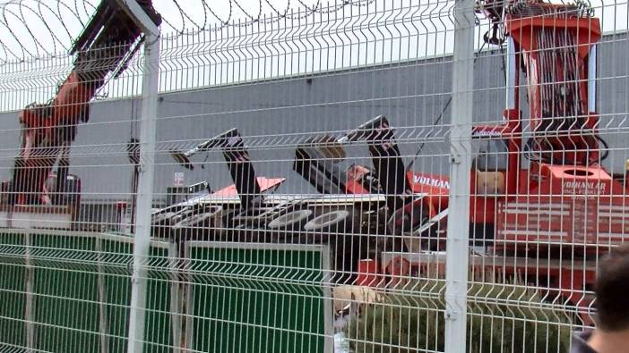 Bursa'da fabrika bahçesindeki vinç devrildi: 1 ölü, 2 yaralı