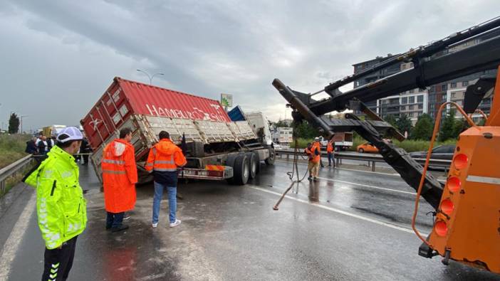 TEM'de kamyon devrildi; Ankara yönü ulaşıma kapandı