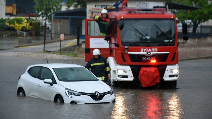 Edirne'de kuvvetli yağmur; evleri su bastı, araçlar yolda kaldı