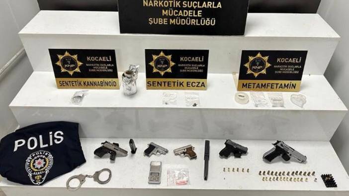 Uyuşturucu ticaretçisinin evinden polis yeleği ve kelepçe çıktı