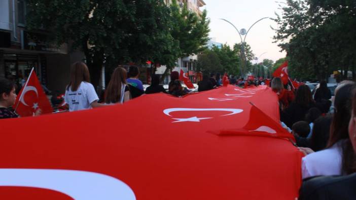 Gençlik yürüyüşünde metrelerce bayrak açıldı