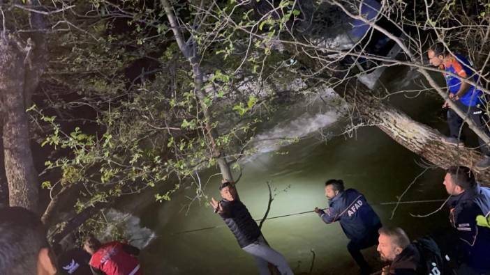 Munzur Çayı'na uçan kamyonda mahsur kalan 2 kişiyi ekipler kurtardı
