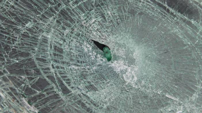 Çarptığı adamın fırlayan çakmağı cama saplandı