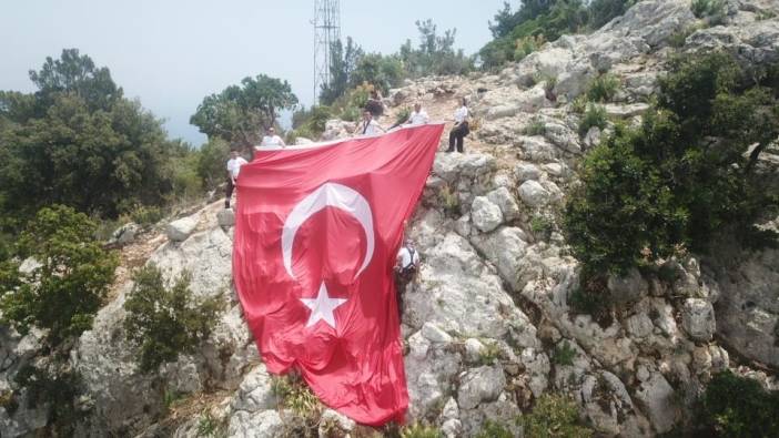 Antalya'da 100 metrelik uçurumda Türk bayrağı astılar