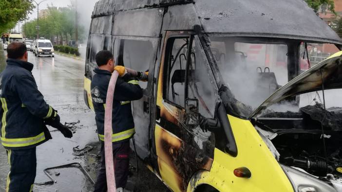 Van'da bir yolcu minibüsü yandı