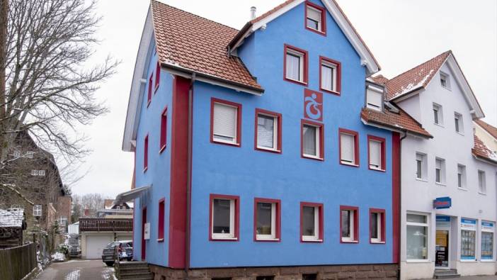 Fanatik taraftar evini bordo-maviye boyadı