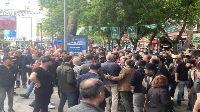 Kentin göbeğinde kalabalık grup birbirine girdi