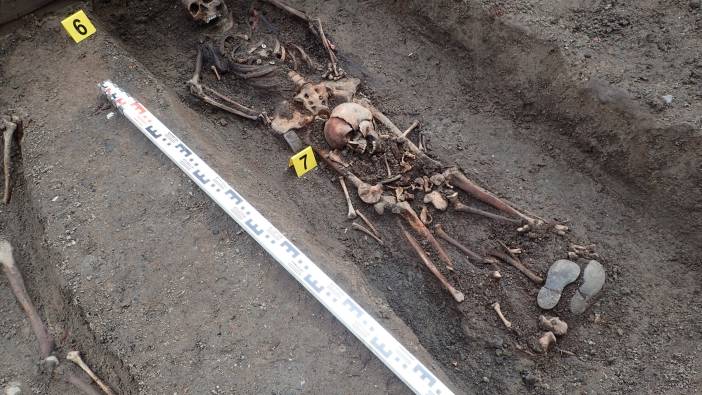 Villanın bahçesinde toplu mezar bulundu