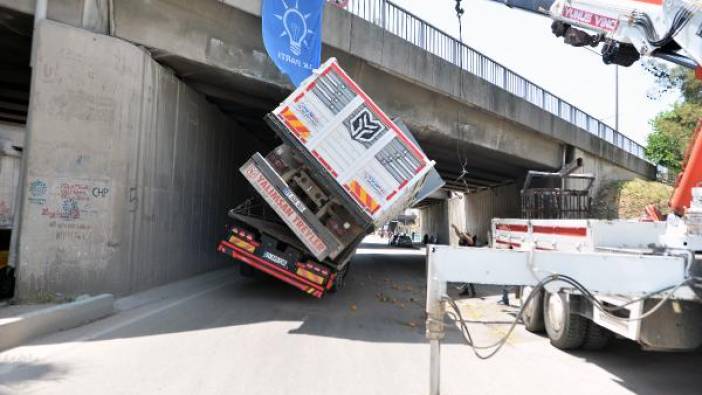 Çekicinin taşıdığı kamyonun kasası, köprüye sıkıştı