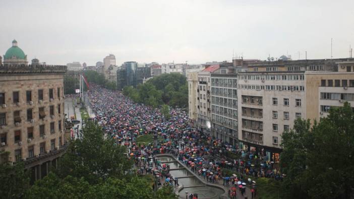 Sırbistan'da binlerce eylemci sokaklara döküldü