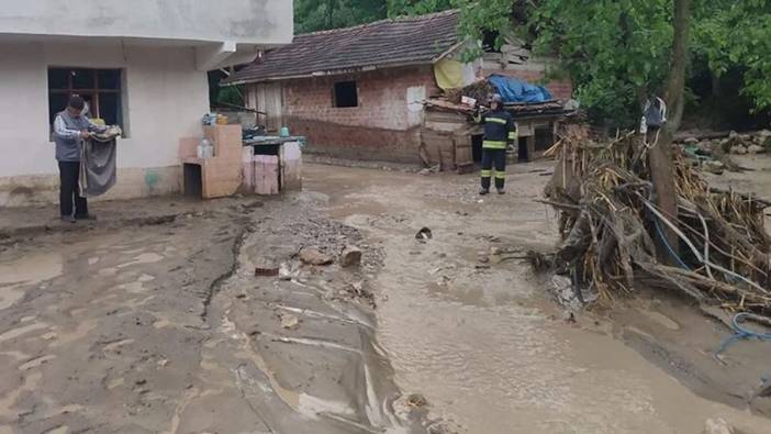 Çankırı'da sağanak nedeniyle evleri ve ahırları su bastı