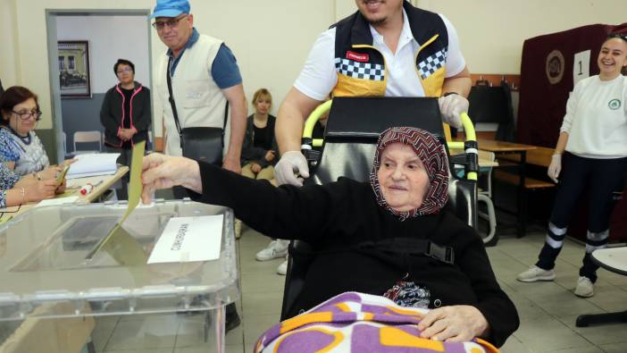 Oy kullanmaya tekerlekli sandalye ile getirildi