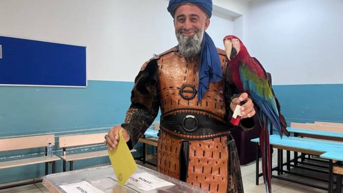 Papağanıyla oy kullandı